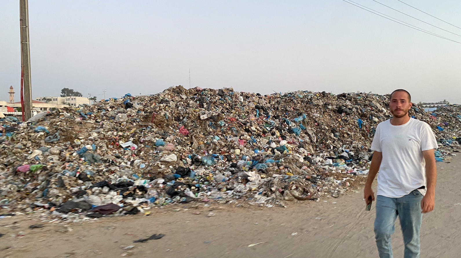 أطنان هائلة من النفايات تنتشر في منطقة المواصي وتزيد من معاناة سكان الخيام ودفعت الكثير منهم للعودة إلى منازلهم المدمرة-أحلام حم (1)