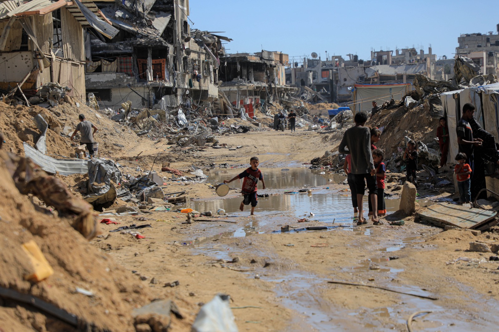 رغم التدمير الهائل يعود النازحون لمنازلهم ومناطقهم ويعيدون لها الحياة من جديد-أحلام حماد-الترا فلسطين (1)