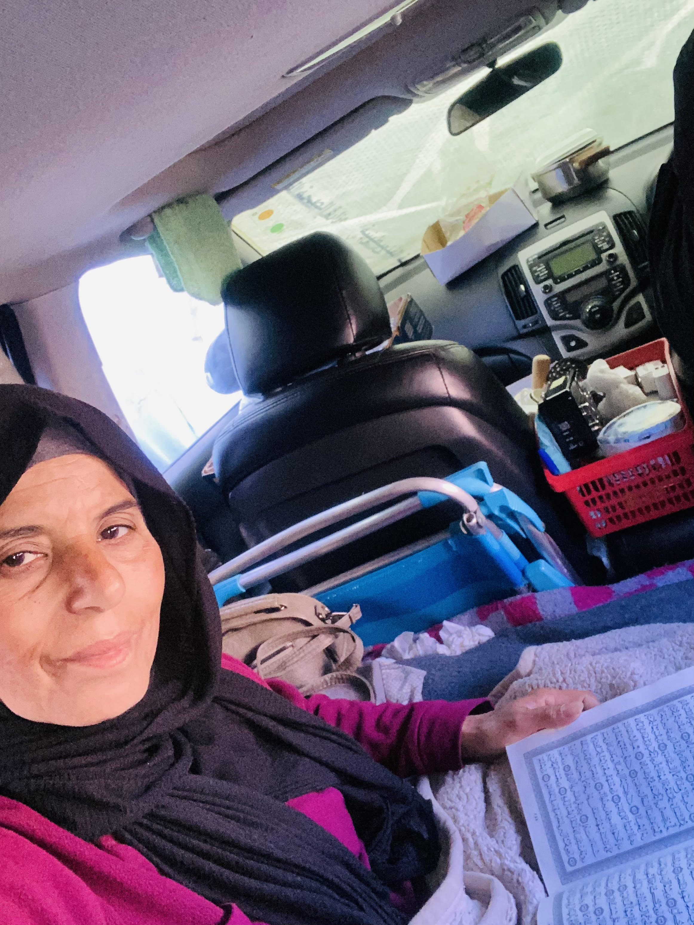 قضت ماجدة قديح شهر رمضان في سيارتها نازحة بمدينة رفح-أحلام حماد-الترا فلسطين