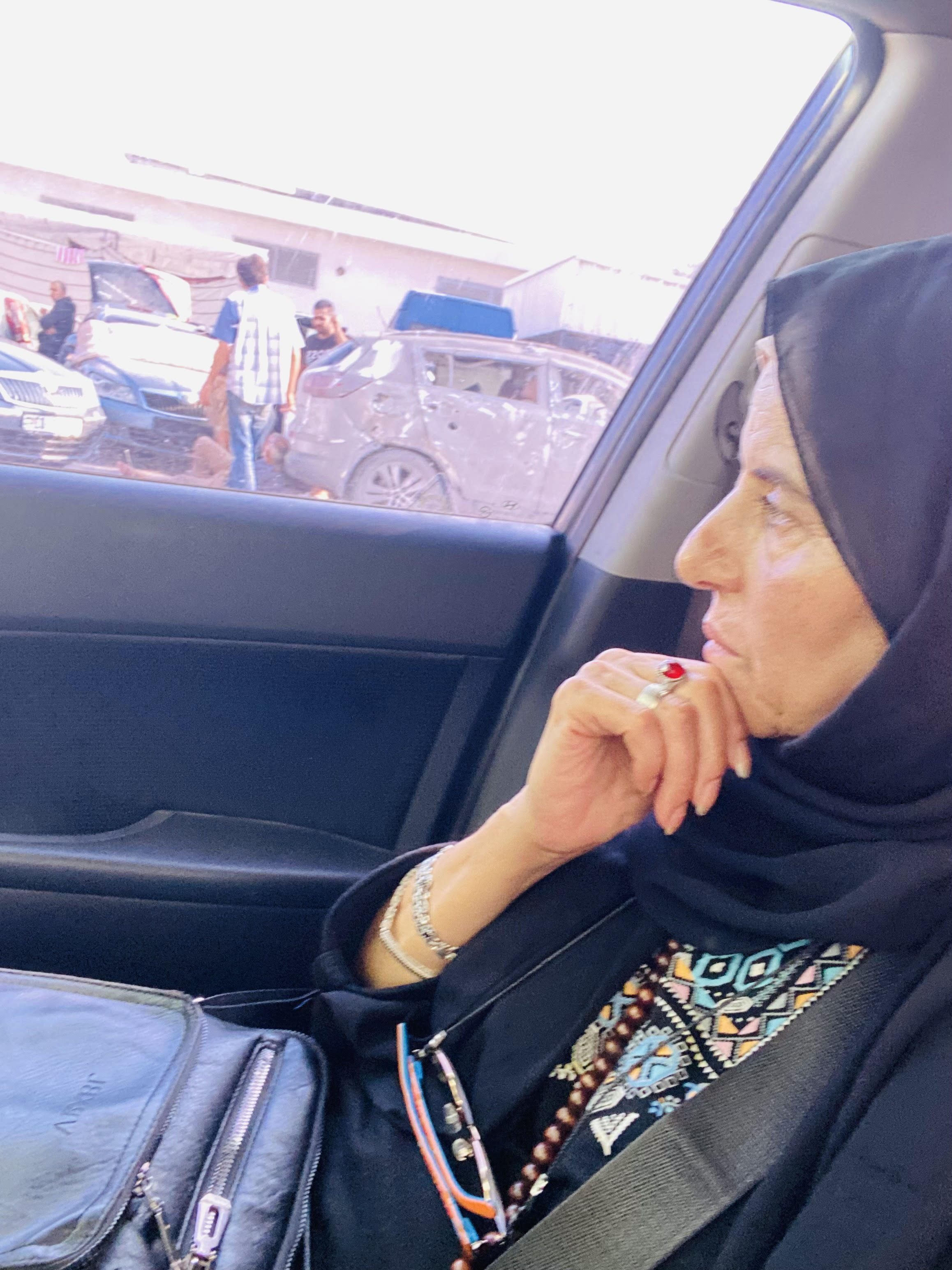 للشهر العاشر على التوالي تتنقل ماجدة قديح نازحة وحيدة في سيارتها الخاصة -أحلام حماد-الترا فلسطين.jpg