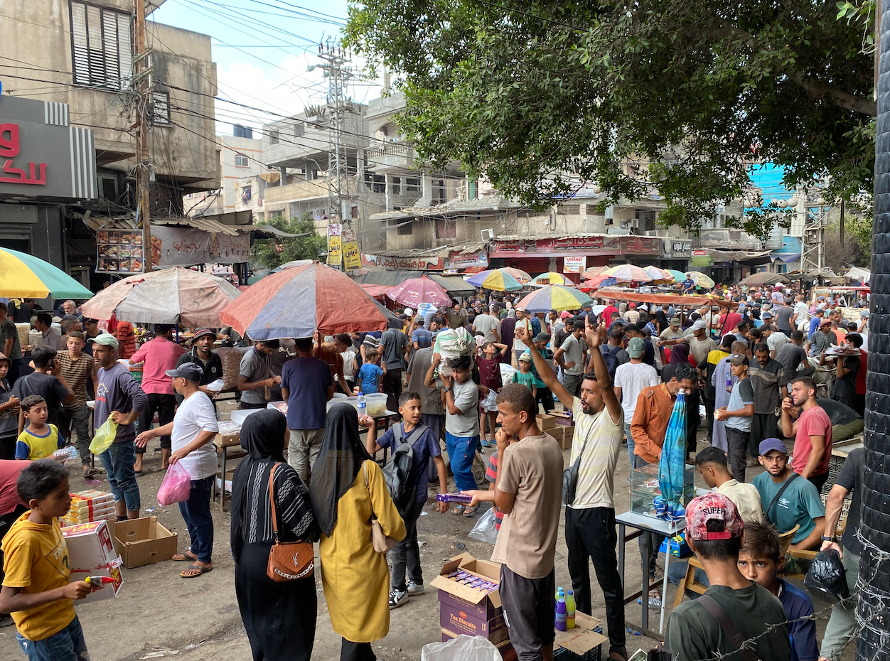 مع اقتراب الحرب من عامها الأول يعاني الغزيون من أزمة سيولة حادة وشح بالسلع والبضائع