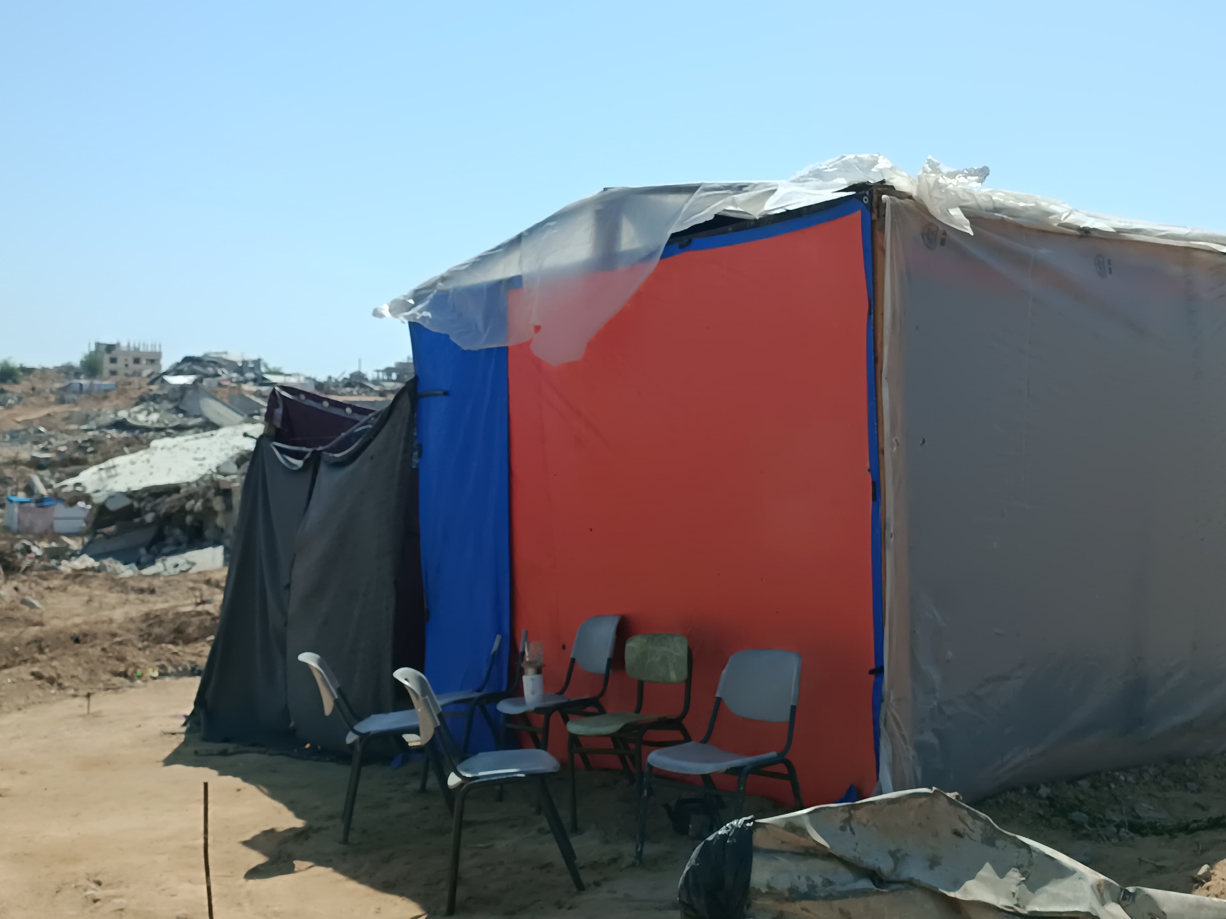 نازحون فضّلوا خيمة فوق أنقاض منازلهم المدمرة على الحياة في خيام المواصي (أحلام حماد/ الترا فلسطين 