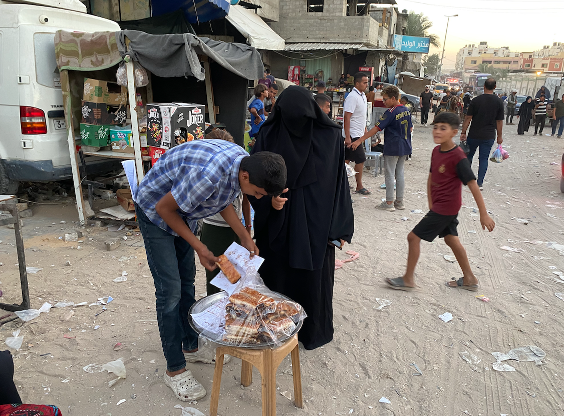 يواجه الغزيون أزمة عملات مهترئة جرّاء تدمير البنوك وتوقف عملية استبدال عملة الشيكل