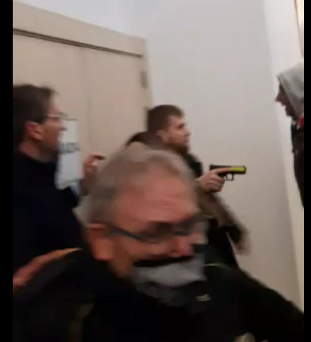 إشهار سلاح على أحد المتظاهرين الذين حاولوا دخول القاعة، حيث محاضرة السفيرة الإسرائيلية