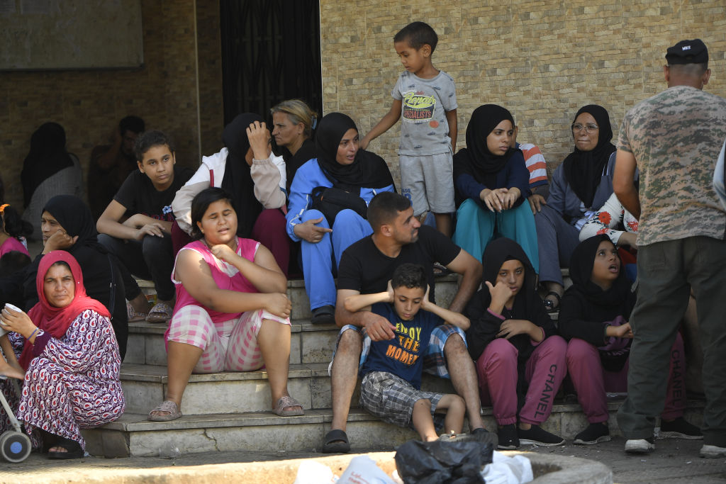 مدنيون فرّوا من مخيم عين الحلوة هربًا من الاشتباكات - Houssam Shbaro/Getty Images