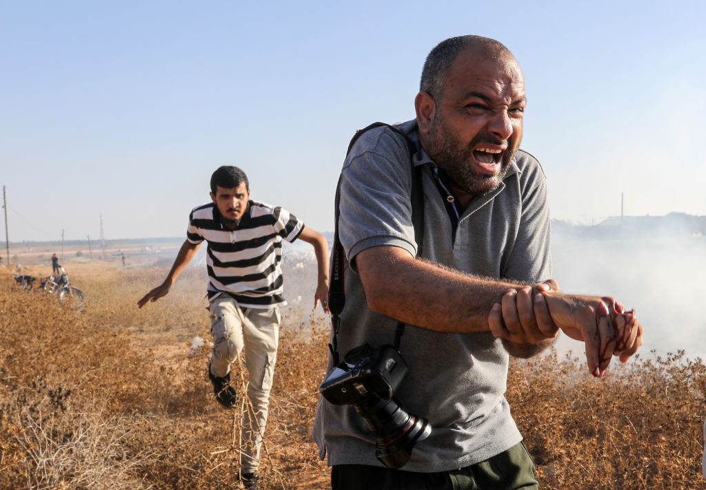 إصابة المصور الصحفي أشرف أبو عمرة | تصوير عبد الرحيم خطيب