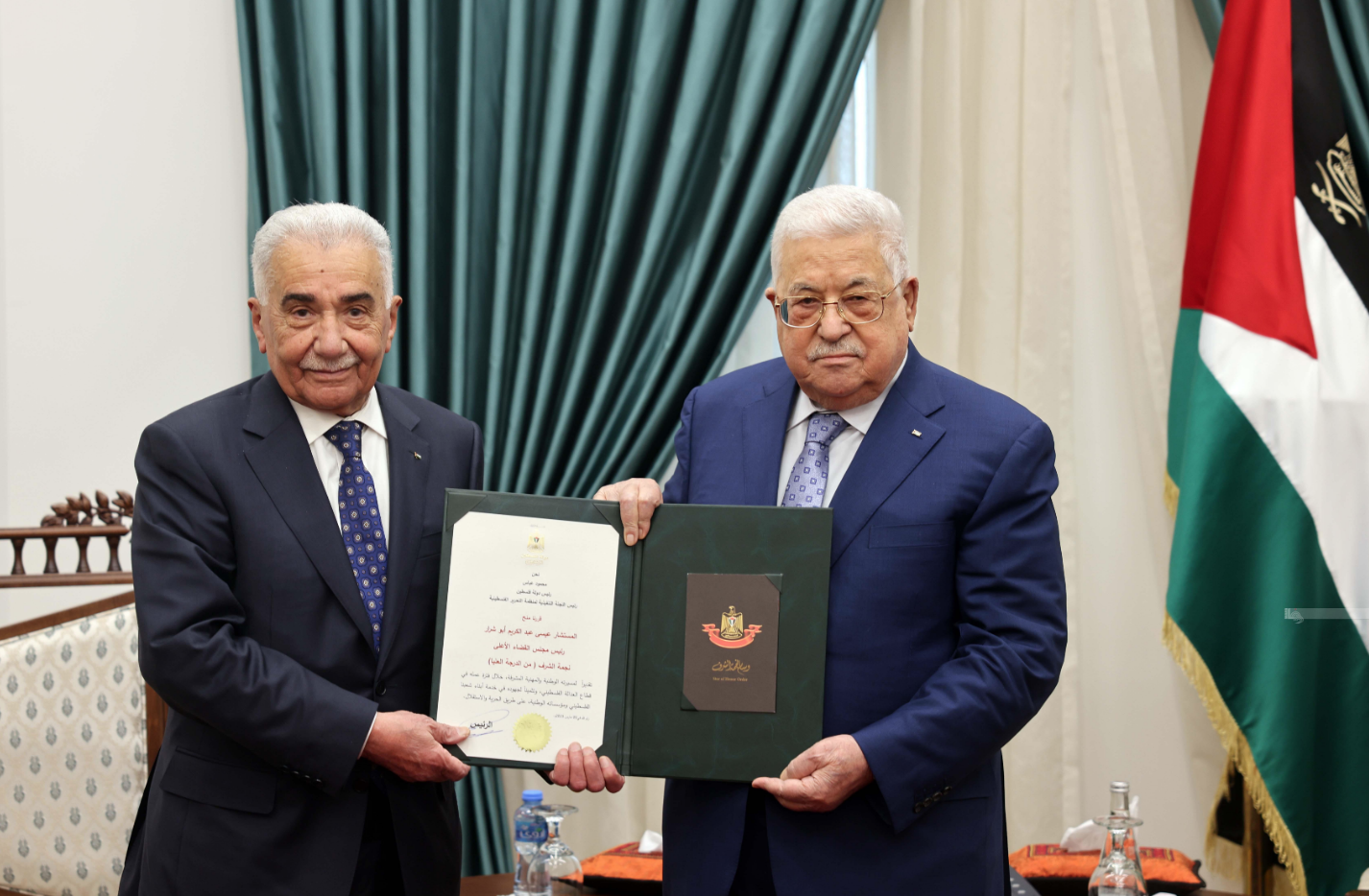  الرئيس محمود عباس قلّد المستشار عيسى أبو شرار نجمة الشرف من الدرجة العليا