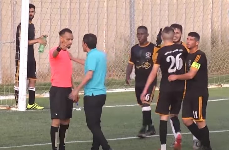 مدرب يعتدي على حكم مباراة في دوري الدرجة الأولى بغزة
