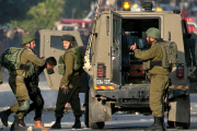 اعتقلت قوات الاحتلال، فجر اليوم الخميس، 12 فلسطينيًا من مدن الضفة الغربية المحتلة (وفا)