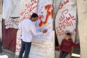 أحمد الطلاع حوّل خيمته إلى لوحة فنية في دير البلح (أحلام حماد/ الترا فلسطين)