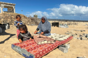 سيّدة نازحة جنوب قطاع غزة، تعُد الخبز لأطفالها - رويترز