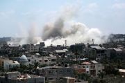 من القصف الإسرائيلي على دير البلح وسط قطاع غزة 