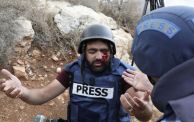 لحظة إصابة الصحفي معاذ عمارنة برصاص الاحتلال في عينه منتصف نوفمبر 2019 -  HAZEM BADER/Getty Images