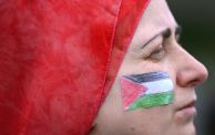 علم فلسطين على وجه متظاهرة في دورتموند، غرب ألمانيا – getty images