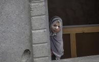 سيّدة في مخيم النصيرات وسط قطاع غزة، بعد غارة إسرائيلية محمد صابر/ EPA