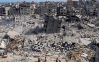 محيط مستشفى الشفاء غزة جرّاء الدمار الإسرائيلي )محمد حجّار/ (EPA 