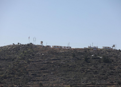 بؤرة افيتار التي شيّدها مستوطنون على أراضي جبل صبيح في بيتا في 2021 (Issam Rimawi/Getty) 