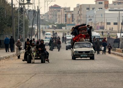 أونروا: أوامر إخلاء إسرائيلية تبعد الناس عن مرافقنا.. غريفيث: قطاع الصحة ينهار