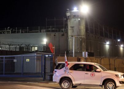 السجون الإسرائيلي وإنهاء عمل الصليب الأحمر