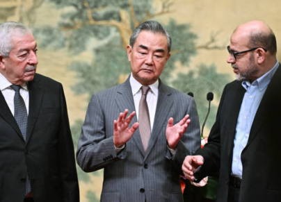 موسى أبو مرزوق ومحمود العالول وبينهما وزير الخارجية الصيني أثناء توقيع اتفاق بكين