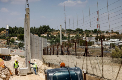شرع جيش الاحتلال الإسرائيلي منذ بداية الشهر الماضي، في العمل على بناء جدار فصل أسمنتي شمال الضفة الغربية (gettyimages)