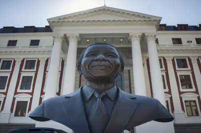صورة تظهر تمثالاً لنيلسون مانديلا أمام برلمان جنوب افريقيا | gettyimages
