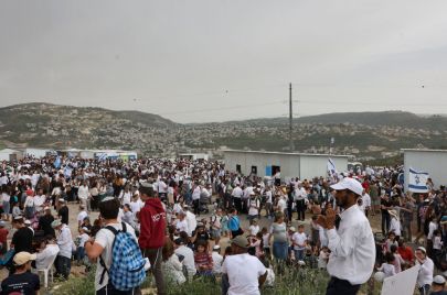 آلاف المستوطنين احتشدوا على قمة جبل صبيح في بيتا نهار الإثنين - Getty Images