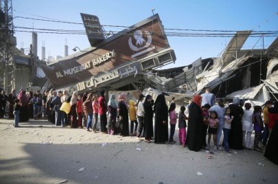مواطنون يصطفون للحصول على خبز أمام مخبز انهار جزئيًا بفعل القصف الإسرائيلي. 4 نوفمبر 2023. تصوير أشرف عمرة