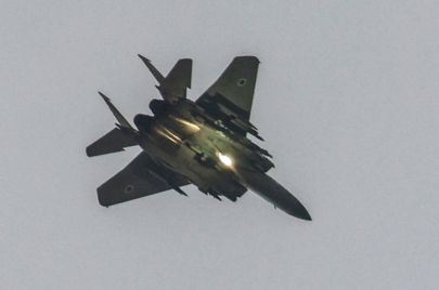 طائرة مقاتلة تابعة للقوات الجوية الإسرائيلية تطلق قنابل مضيئة أثناء تحليقها على طول الحدود مع قطاع غزة في 12 نوفمبر، 2023