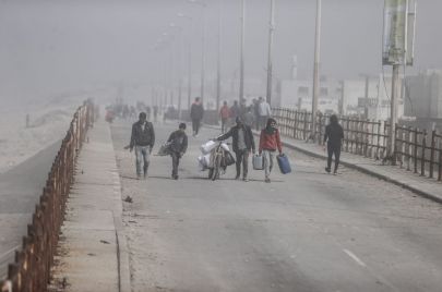 نازحون في دير البلح وسط قطاع غزة - Ali Jadallah/ Getty