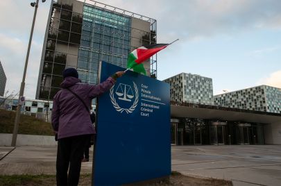 متظاهر يحمل العلم الفلسطيني خارج المحكمة الجنائية الدولية في لاهاي بهولندا – أرشيف