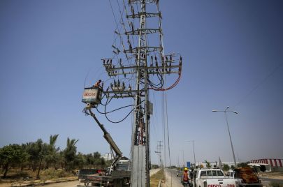 إصلاح خط الكهرباء في غزة