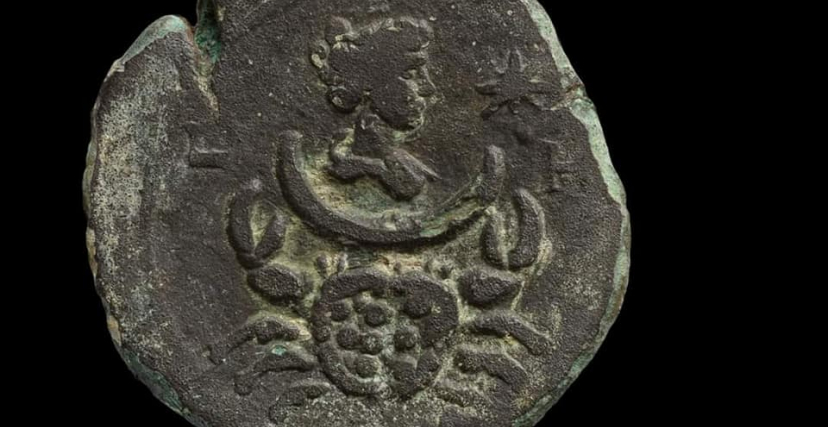 عملة برونزية نادرة تُمثّل إلهة القمر الرومانية "لونا"