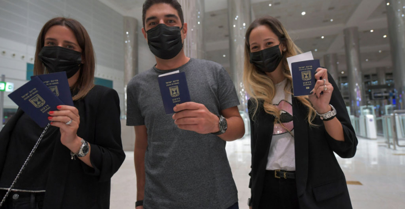 إسرائيليون في مطار دبي خلال أول رحلة طيار بينها وبين تل أبيب (gettyimages)