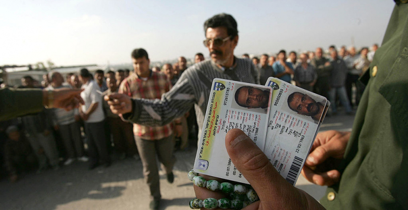 عمال على حاجز إيرز الإسرائيلي شمال قطاع غزة عام 2005 (gettyimages)