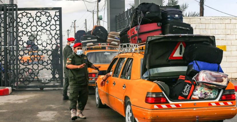حقائب لمسافرين على معبر رفح البري باتجاه مصر -  (SAID KHATIB/ Getty)