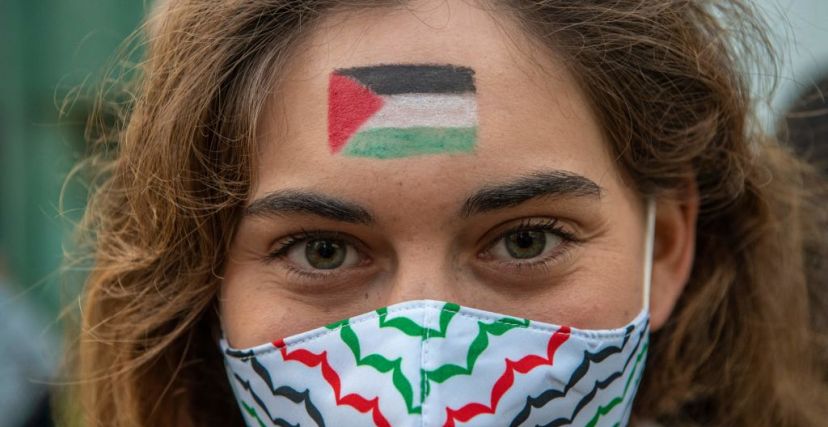 متظاهرة مؤيدة لفلسطيني في تشيلي - MARTIN BERNETTI/A Getty