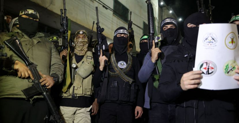 مسلحون في مخيم جنين تلوا بيانًا رافضًا لقمة العقبة (JAAFAR ASHTIYEH/ Getty Images)