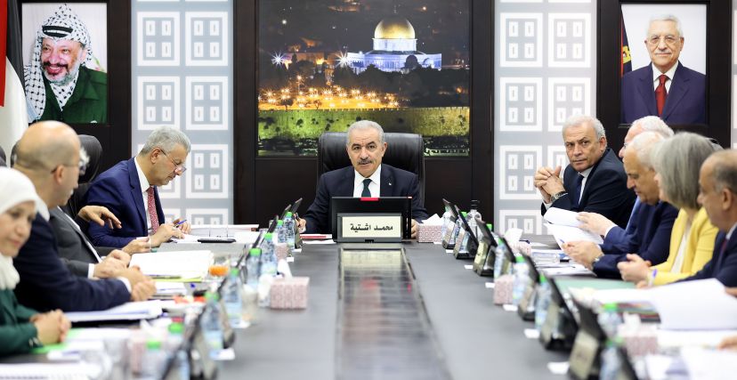 رئيس الوزراء محمد اشتية خلال جلسة الحكومة - أرشيف