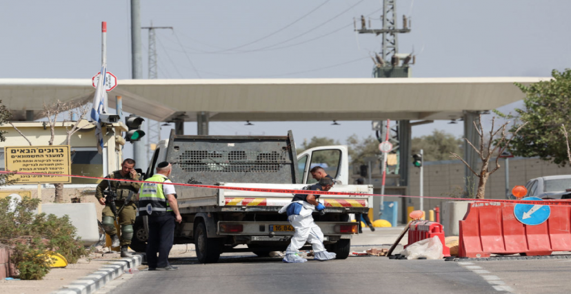 طواقم الاحتلال تعمل في موقع عملية الدهس عند حاجز بيت سيرا | gettyimages