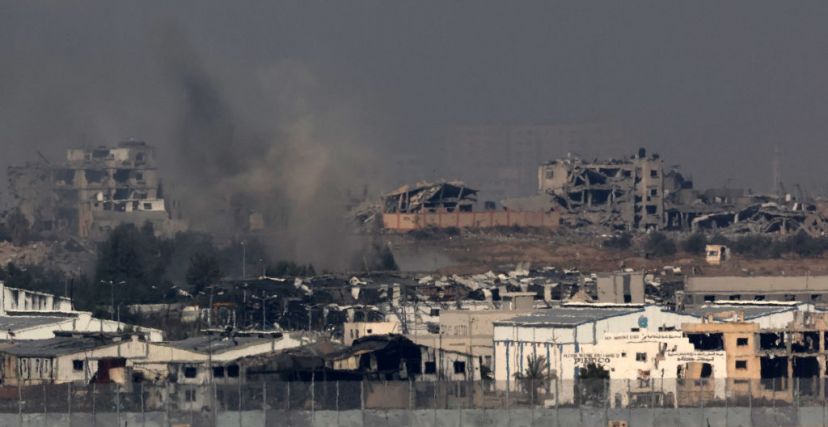 8 ديسمبر 2023، تظهر الدخان يتصاعد بين المباني المدمرة في شمال غزة