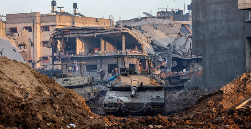 Getty Images  - دبابة إسرائيلية بين المنازل الفلسطينية المدمّرة شمال قطاع غزة 