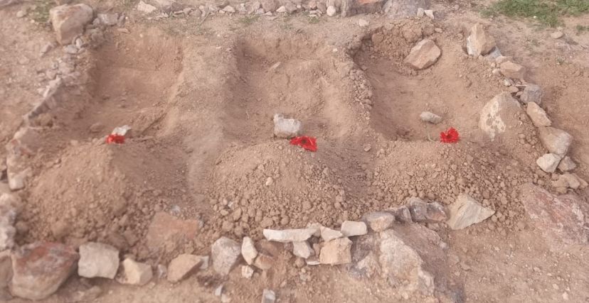 قبور حفرها مستوطنون قرب مدرس لبدو فلسطينيين