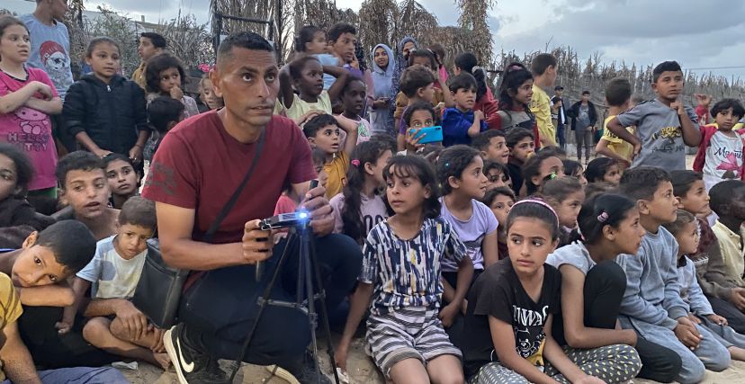 أطلق الشاب محمد الخضري مبادرة سينما المخيم للتفريغ النفسي عن الأطفال النازحين-أحلام حماد-الترا فلسطين