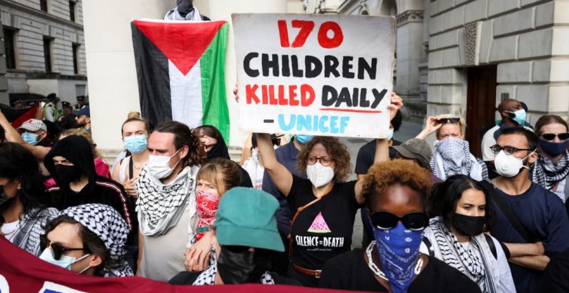 قام متظاهرون مؤيدون للفلسطينيين بإغلاق مداخل وزارة الخارجية البريطانية في لندن احتجاجًا على فشل حكومة حزب العمال الجديدة في بذل المزيد من الجهود لتغيير سياسة بريطانيا تجاه الحرب الإسرائيلية على غزة.