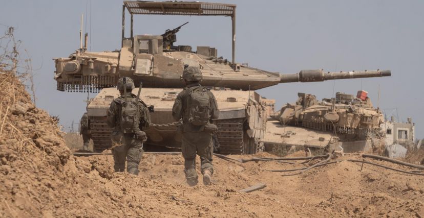 دبابة إسرائيلية في قطاع غزة حيث دخلت الحرب شهرها العاشر