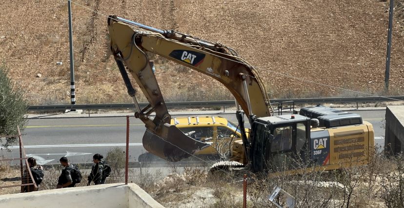 جيش الاحتلال يشرع ببناء سياج يعزل بلدة سنجل