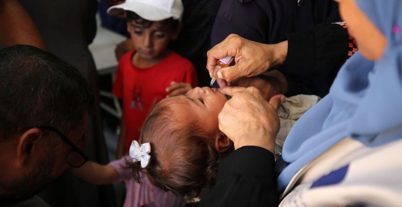 قالت الأونروا: "انتهت أمس الجولة الأولى من حملة التطعيم ضد شلل الأطفال في غزة. لقد نجحنا نحن وشركاؤنا في تطعيم مئات الآلاف من الأطفال، ونجحنا في الوصول إلى نسبة تغطية تطعيم تصل إلى 90%"