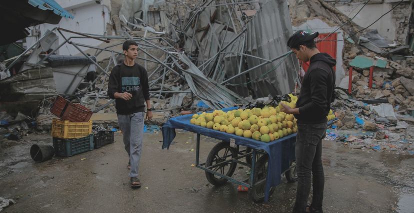 شاب يبيع البرتقال على عربة في غزة (UNICEF/Omar Al-Qattaa)