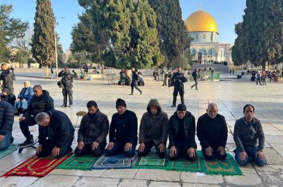 معتكفون يؤدون صلاة الضحى في باحات المسجد الأقصى فجر الأربعاء - AHMAD GHARABLI/ Getty Images 